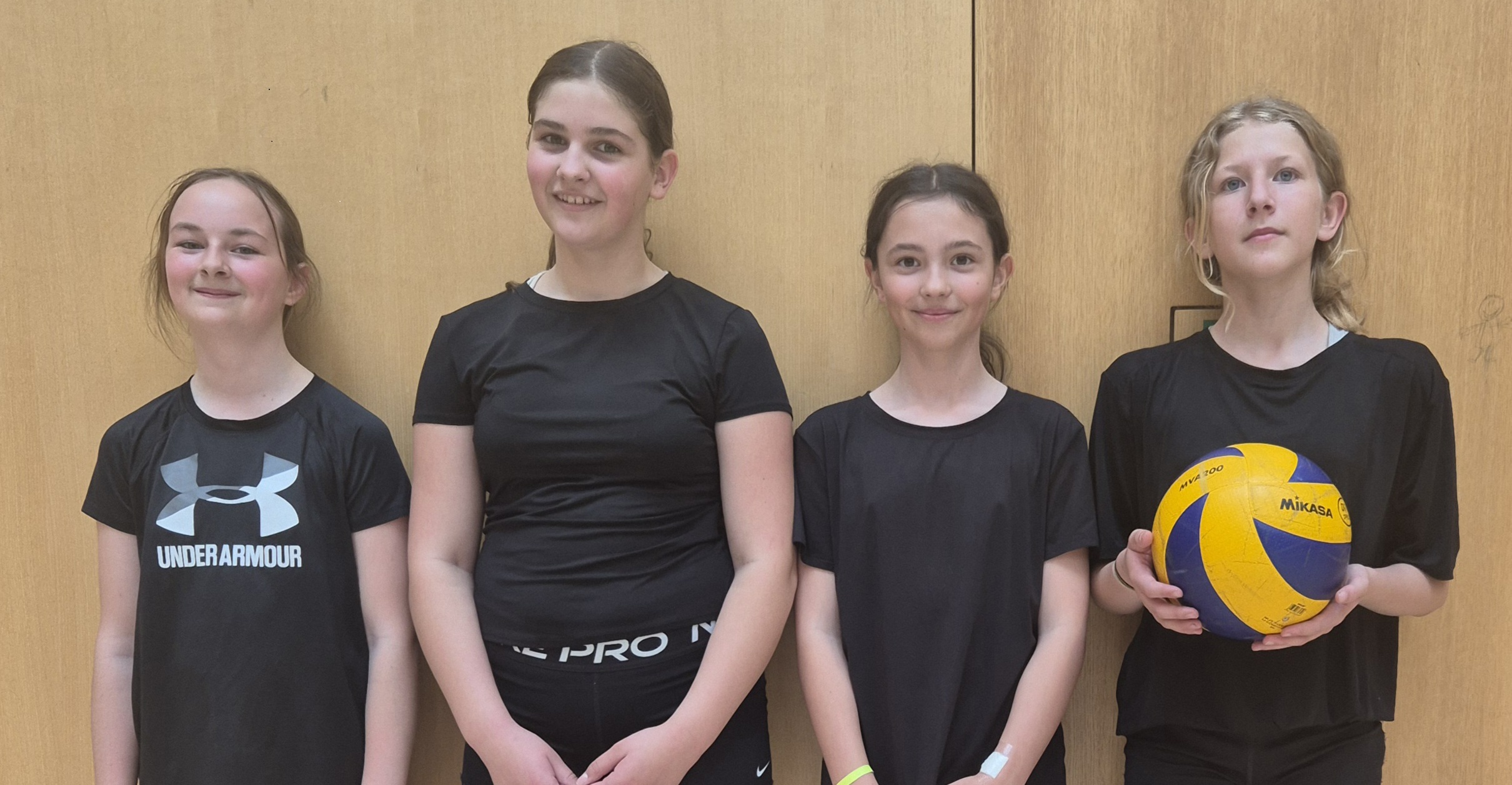 So sehen Siegerinnen aus! 2b ist Regionalmeister im Volleyball!
