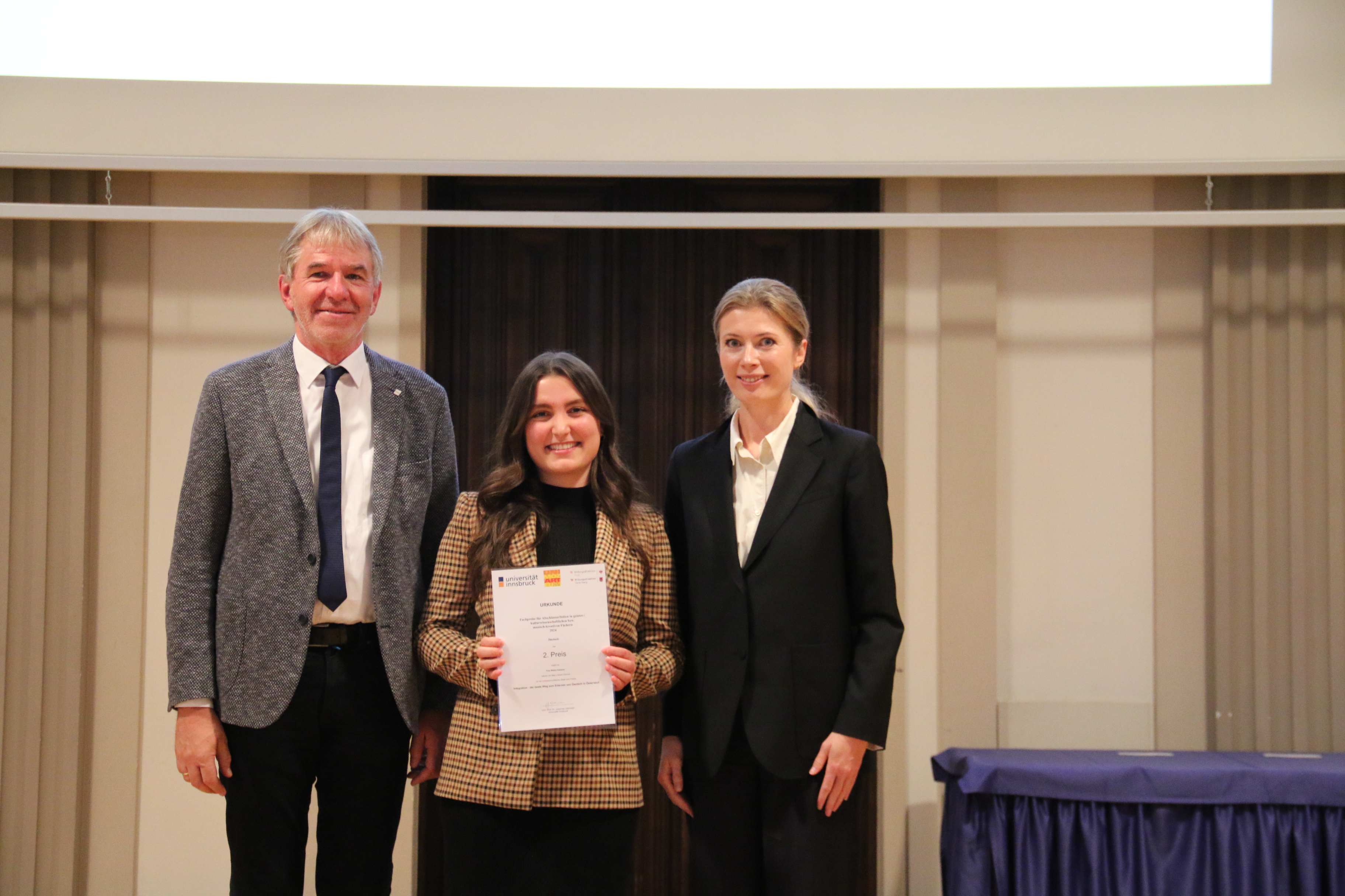 Dir. Gerhard Waldner Makka Kataeva und Dr. Leysa Skintey Foto Universität Innsbruck